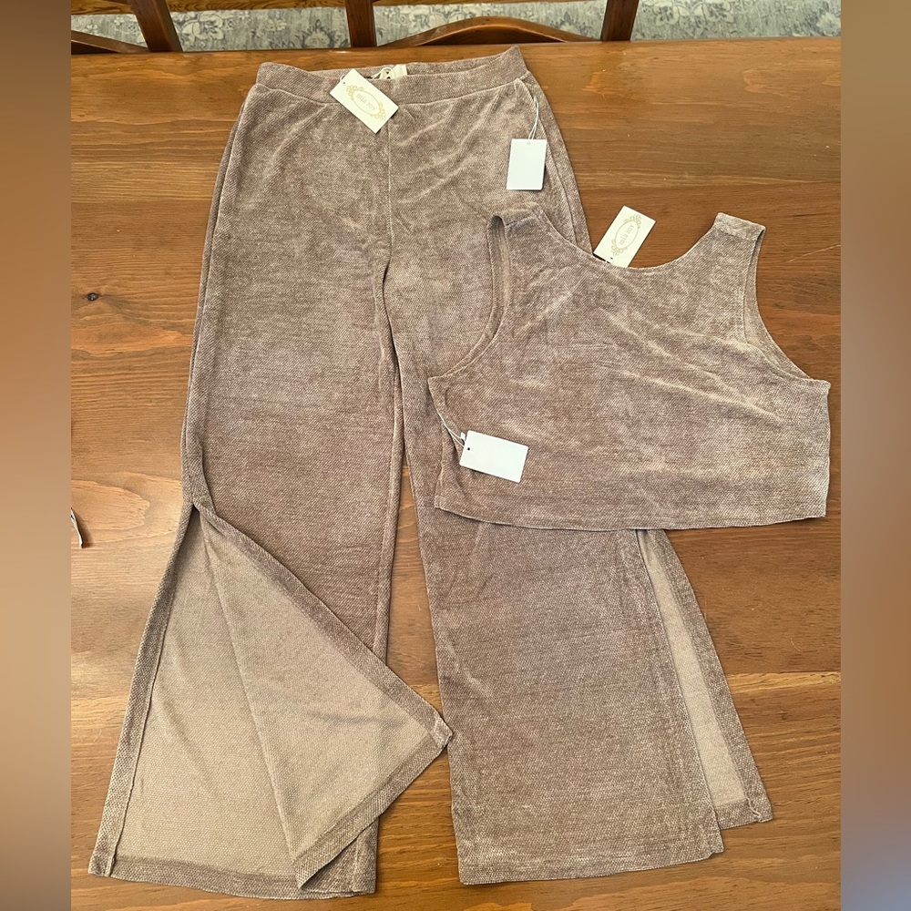 NWT size L women’s Mia Joy Jordyn set in taupe